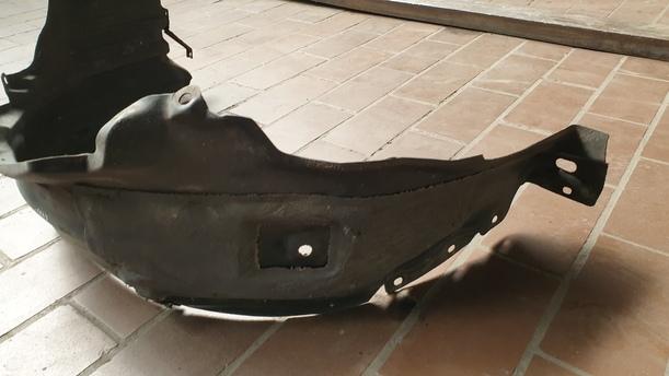 Foto: RADHAUSSCHALE / INNENKOTFLÜGEL VORN LINKS eines Nissan Almera 1.5 dCi