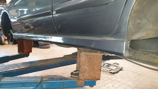 Foto: SCHWELLERBLENDE KUNSTOFF LINKS eines Nissan Almera 1.5 dCi
