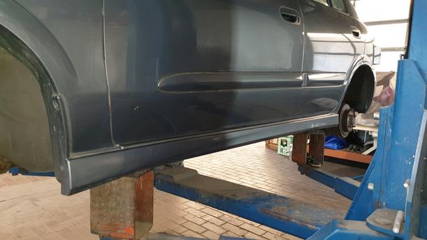 Foto: SCHWELLERBLENDE KUNSTOFF LINKS eines Nissan Almera 1.5 dCi