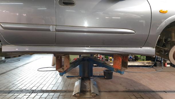 Foto: SCHWELLERBLENDE KUNSTOFF RECHTS eines Nissan Almera 1.5 dCi