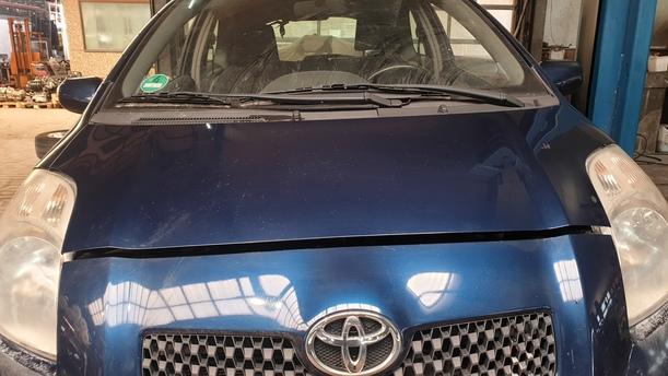 Foto: MOTORHAUBE eines Toyota Yaris 1.4 D-4D