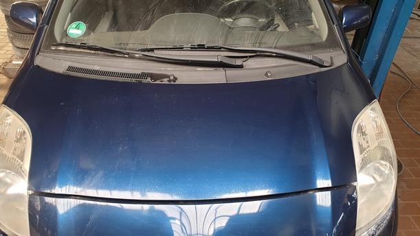 Foto: MOTORHAUBE eines Toyota Yaris 1.4 D-4D
