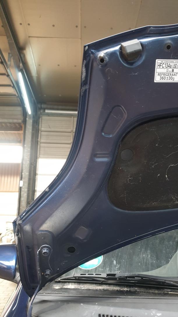 Foto: MOTORHAUBE eines Toyota Yaris 1.4 D-4D