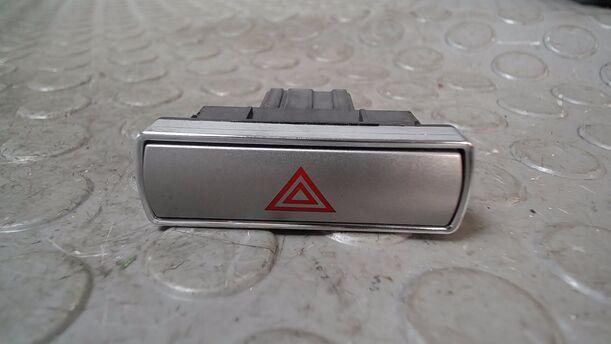 Foto: SCHALTER WARNBLINKANLAGE/ WARNBLINKSCHALTER eines Ford Mondeo Turnier 2.0 TDCi