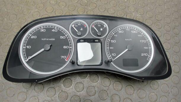 Foto: TACHOEINHEIT / KOMBIINSTRUMENT eines Mitsubishi Space Star 1.6