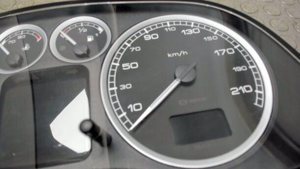 Foto: TACHOEINHEIT / KOMBIINSTRUMENT eines Mitsubishi Space Star 1.6
