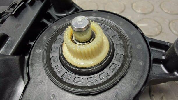 Foto: FENSTERHEBERMOTOR VORNE LINKS eines Peugeot 307 Break 110