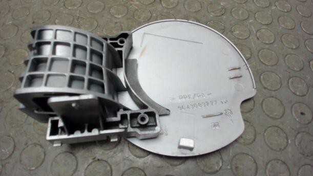 Foto: TANKKLAPPE / TANKDECKEL eines Peugeot 307 Break 110