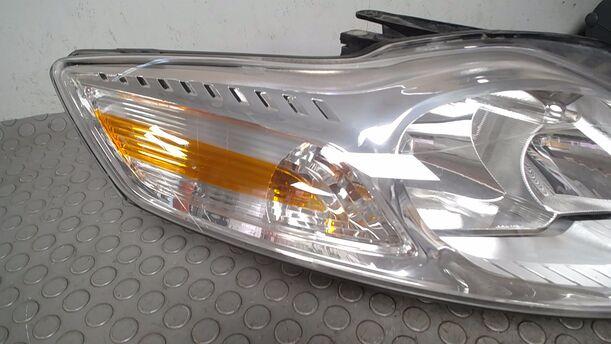 Foto: SCHEINWERFER RECHTS eines Ford Mondeo Turnier 2.0 TDCi