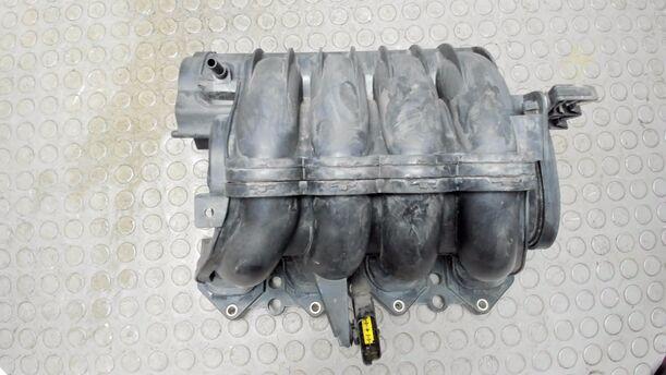 Foto: ANSAUGKRÜMMER eines Peugeot 307 Break 110