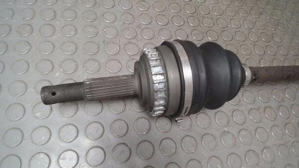 Foto: ANTRIEBSWELLE RECHTS ( ABS / SCHALTGETRIEBE ) eines Opel Corsa 1.2 16V