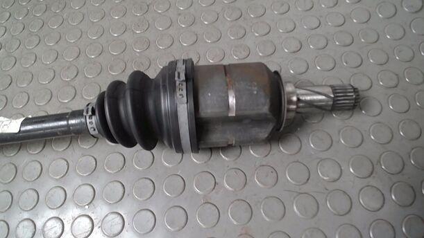 Foto: ANTRIEBSWELLE RECHTS ( ABS / SCHALTGETRIEBE ) eines Opel Corsa 1.2 16V