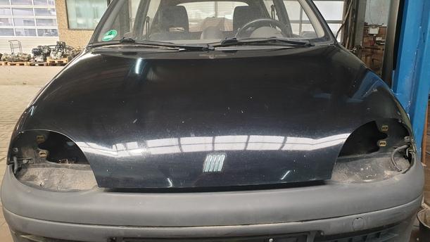 Foto: MOTORHAUBE eines Fiat Seicento 1.1