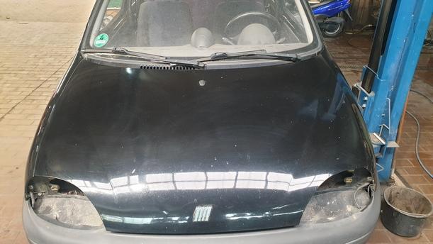 Foto: MOTORHAUBE eines Fiat Seicento 1.1