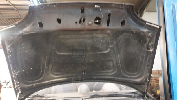 Foto: MOTORHAUBE eines Fiat Seicento 1.1