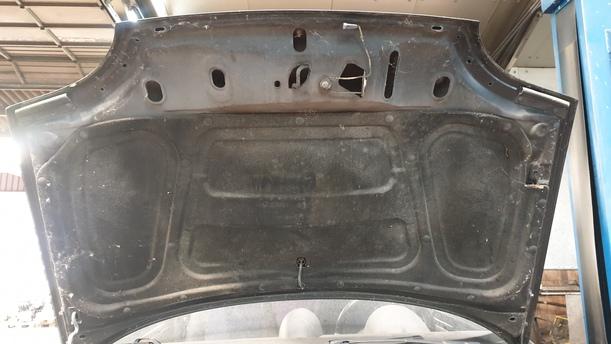 Foto: MOTORHAUBE eines Fiat Seicento 1.1