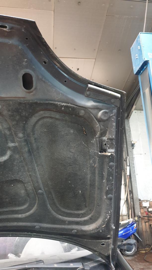 Foto: MOTORHAUBE eines Fiat Seicento 1.1