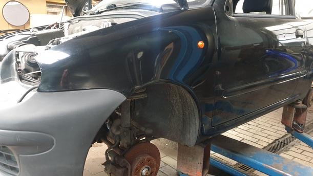 Foto: KOTFLÜGEL LINKS eines Fiat Seicento 1.1