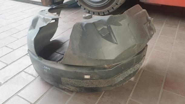 Foto: INNENKOTFLÜGEL / RADHAUSSCHALE LINKS eines Ford Fiesta 1.6 TDCi