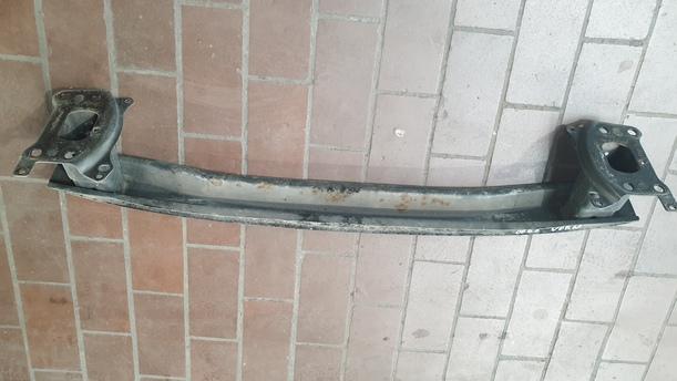 Foto: VERSTÄRKUNG VORN eines VW Touran 1.9 TDI