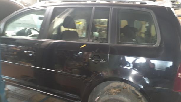 Foto: TÜR HINTEN LINKS eines VW Touran 1.9 TDI