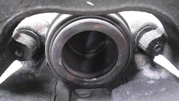 Foto: BREMSSATTEL VORN LINKS ( ATE ) eines Ford Focus 1.6 16V