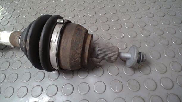 Foto: ANTRIEBSWELLE LINKS ( SCHALTGETRIEBE ) eines Ford Focus 1.6 16V