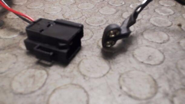 Foto: ANTENNENVERSTÄRKER eines Volvo 850 2.5-10V