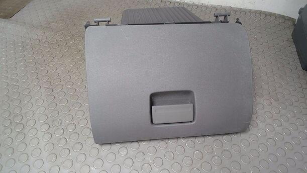 Foto: HANDSCHUHFACH eines Ford Focus 1.6 16V