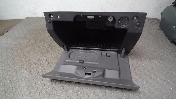 Foto: HANDSCHUHFACH eines Ford Focus 1.6 16V