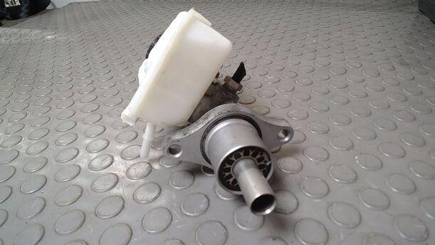 Foto: HAUPTBREMSZYLINDER eines Ford Focus 1.6 16V