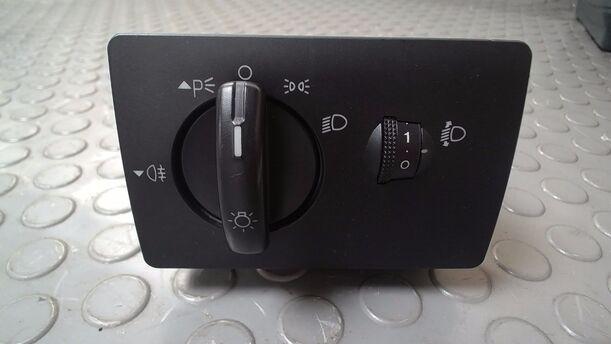 Foto: LICHTSCHALTER ( OHNE NEBELSCHEINWERFER ) eines Ford Focus 1.6 16V