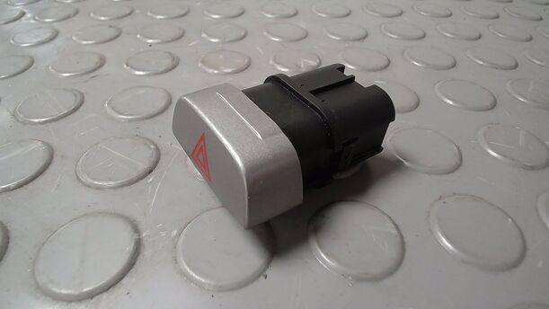Foto: SCHALTER WARNBLINKANLAGE/ WARNBLINKSCHALTER eines Ford Focus 1.6 16V