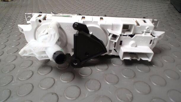 Foto: HEIZUNGSBETÄTIGUNG ( KLIMA ) eines Ford Focus 1.6 16V Travel