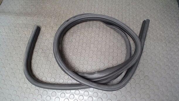 Foto: TÜRDICHTUNG VORN LINKS ( 4/5 TÜRER ) eines Ford Focus 1.6 16V Travel