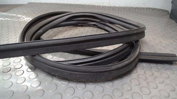 Foto: HECKKLAPPENDICHTUNG/ DICHTUNG HECKKLAPPE ( 4/5 TÜRER ) eines Ford Focus 1.6 16V Travel