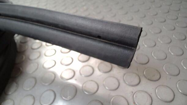 Foto: HECKKLAPPENDICHTUNG/ DICHTUNG HECKKLAPPE ( 4/5 TÜRER ) eines Ford Focus 1.6 16V Travel