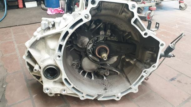 Foto: SCHALTGETRIEBE 6-GANG eines Mazda 6 Sport Kombi 2.2 CD DPF