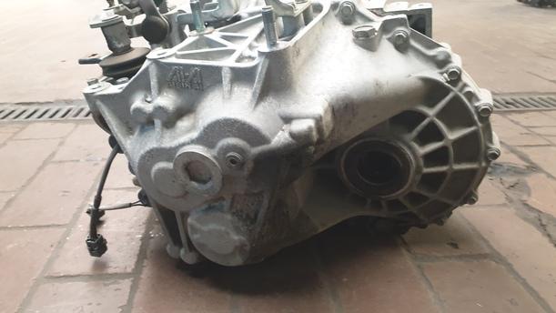 Foto: SCHALTGETRIEBE 6-GANG eines Mazda 6 Sport Kombi 2.2 CD DPF