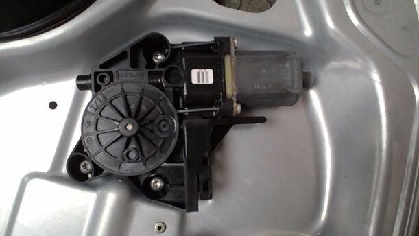 Foto: FENSTERHEBER ELEKTRISCH VORN RECHTS ( 4/5 TÜRER ) eines Ford Focus 1.6 16V