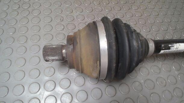 Foto: ANTRIEBSWELLE LINKS ( SCHALTGETRIEBE 6 GANG ) eines VW Touran 1.9 TDI LS