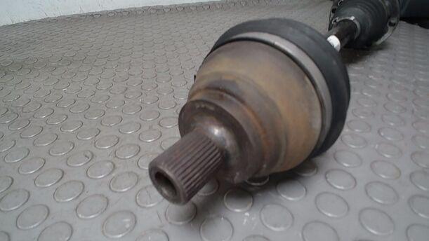 Foto: ANTRIEBSWELLE LINKS ( SCHALTGETRIEBE 6 GANG ) eines VW Touran 1.9 TDI LS