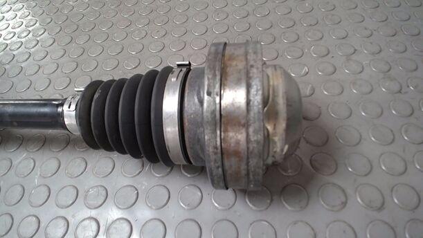 Foto: ANTRIEBSWELLE LINKS ( SCHALTGETRIEBE 6 GANG ) eines VW Touran 1.9 TDI LS