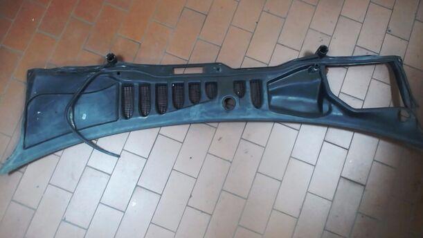 Foto: WINDLAUF / ABFLUSSRINNE eines Volvo 850 2.5-10V