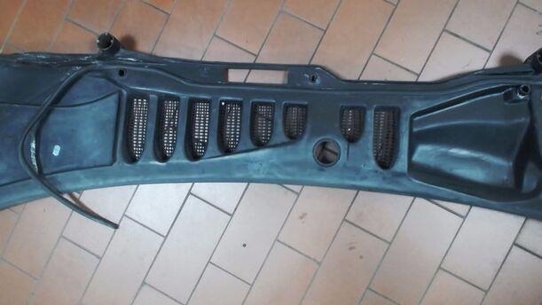 Foto: WINDLAUF / ABFLUSSRINNE eines Volvo 850 2.5-10V