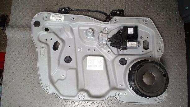 Foto: FENSTERHEBER ELEKTRISCH VORN LINKS eines VW Touran 1.9 TDI CD