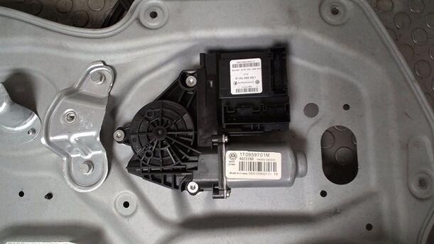 Foto: FENSTERHEBER ELEKTRISCH VORN LINKS eines VW Touran 1.9 TDI CD
