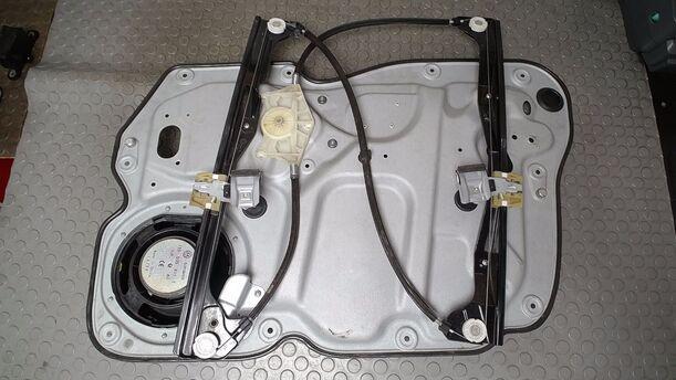 Foto: FENSTERHEBER ELEKTRISCH VORN LINKS eines VW Touran 1.9 TDI CD