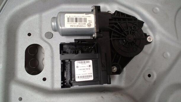 Foto: FENSTERHEBER ELEKTRISCH VORN RECHTS eines VW Touran 1.9 TDI CD