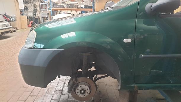 Foto: KOTFLÜGEL LINKS eines Dacia Logan 1.4 CD